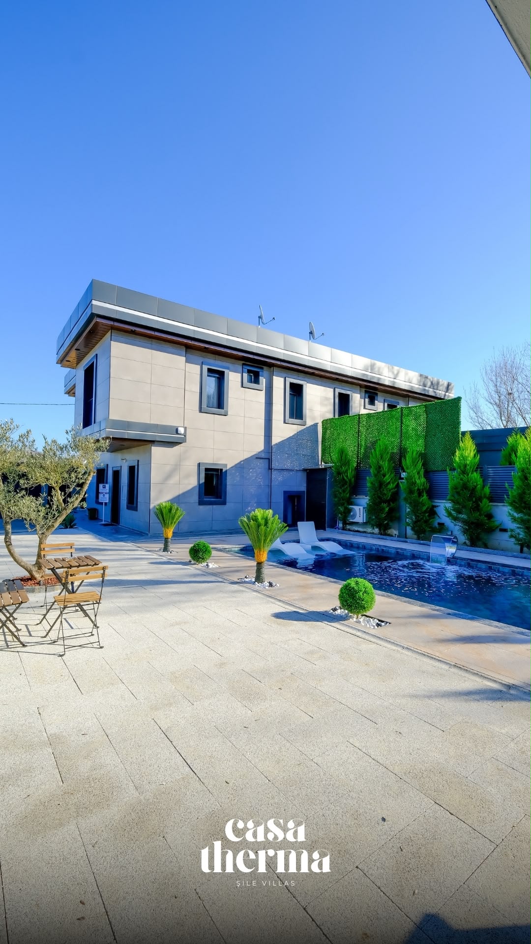 Villa ve bah&ccedil;enin genel g&ouml;r&uuml;n&uuml;m&uuml;